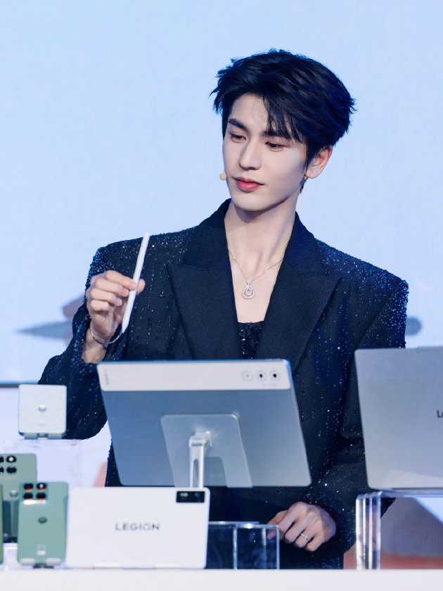 张凌赫代言！联想moto X70 Air AI手机亮相 天禧AI 3.5重磅发布