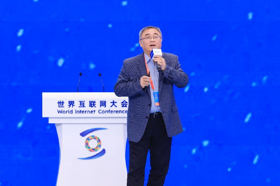 华为终端BG首席科学家田奇：好的交互环境和强大基模，是AGI两大基石