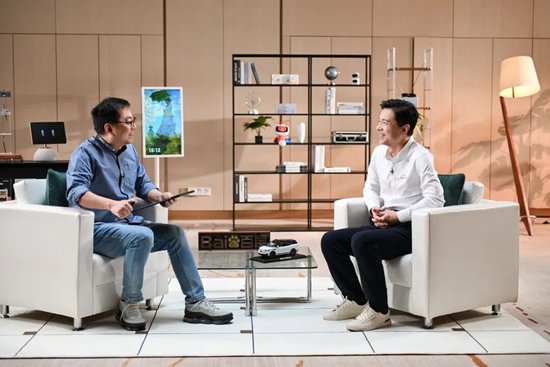 李彦宏：AI不应该像人，AI跟人从来不是一个物种