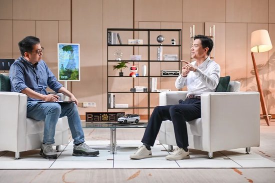 李彦宏：AI不应该像人，AI跟人从来不是一个物种