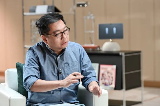 李彦宏：AI不应该像人，AI跟人从来不是一个物种