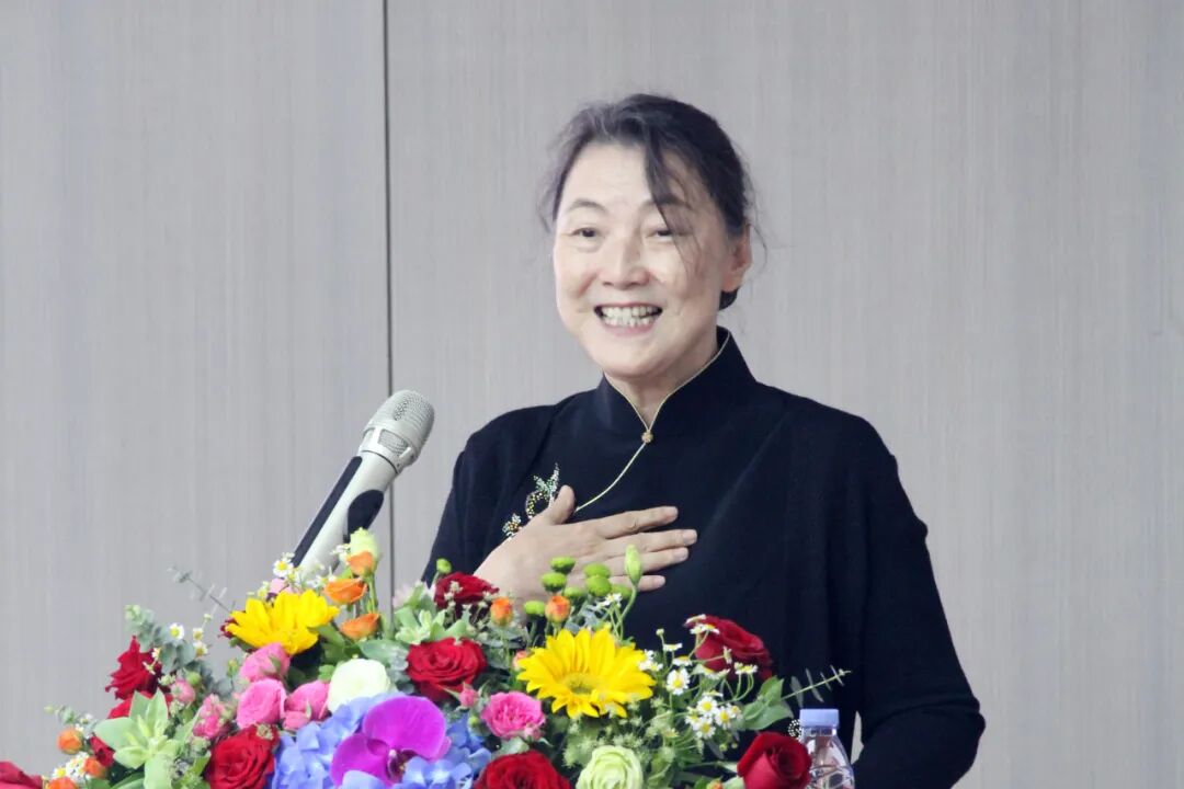 002855，董事长辞职，去年年薪超241万元！71岁创始人再“出山”，与公司新总裁为姐弟关系