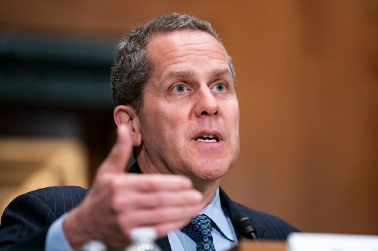美联储理事Barr警告监管放松或导致银行体系中风险累积
