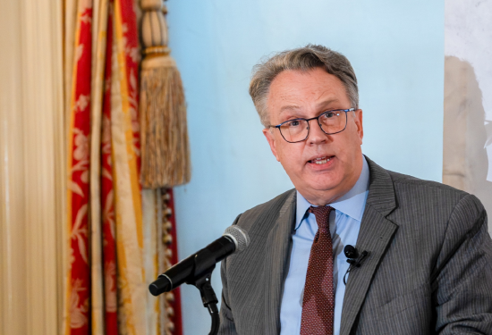 美联储威廉姆斯：“近期”仍有降息空间 称就业的下行风险上升