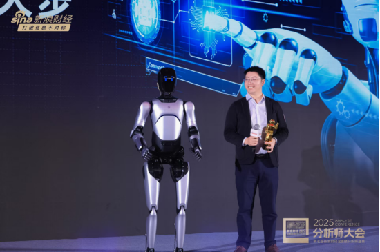 智元远征A2登上金麒麟舞台:那句“我既是颁奖嘉宾又是您的研究对象”标记了一个时刻