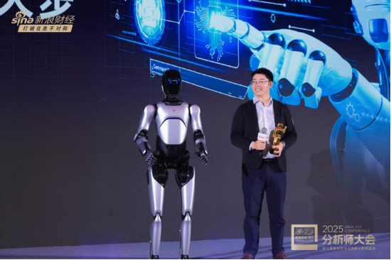 智元远征A2登上金麒麟舞台:那句“我既是颁奖嘉宾又是您的研究对象”标记了一个时刻