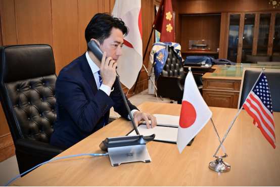 小泉进次郎与美防长通话照被指“摆拍”,日本网民讽刺:表演也得拿根笔吧-313啦实用网