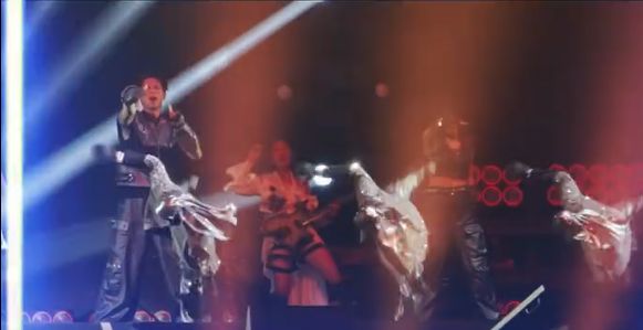 宇树人形机器人助演王力宏演唱会，表演高难度空翻，视频火爆！马斯克转发：令人印象深刻