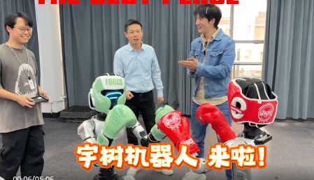 宇树人形机器人助演王力宏演唱会，表演高难度空翻，视频火爆！马斯克转发：令人印象深刻