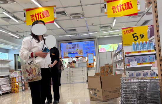 清仓甩卖、货架空空……万宁闭店前夜，谁在抢购“最后的港妆”？-313啦实用网