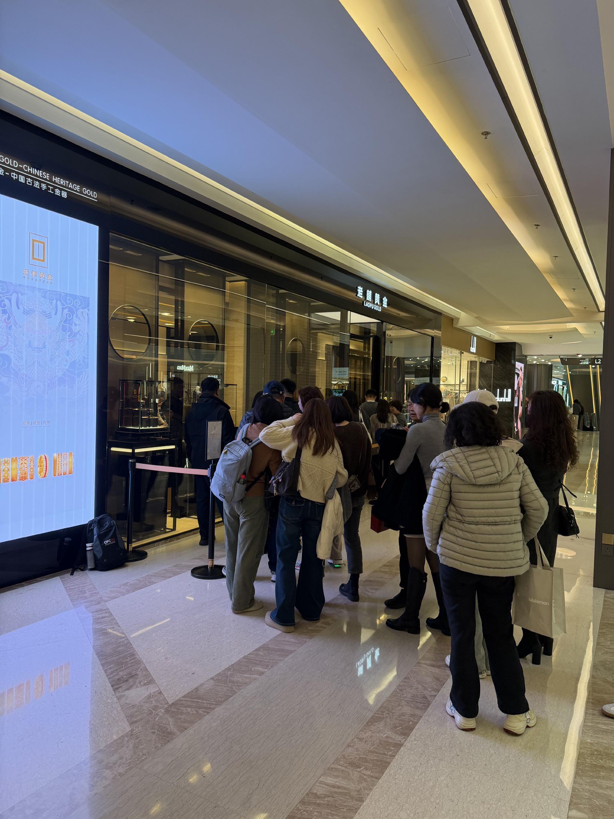 金饰克价首破1400元，排队买金再现，回收金价逼近千元大关