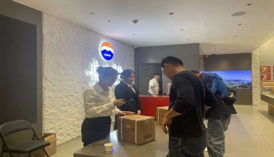 飞天茅台登陆i茅台第二日,门店提货消费者络绎不绝-313啦实用网