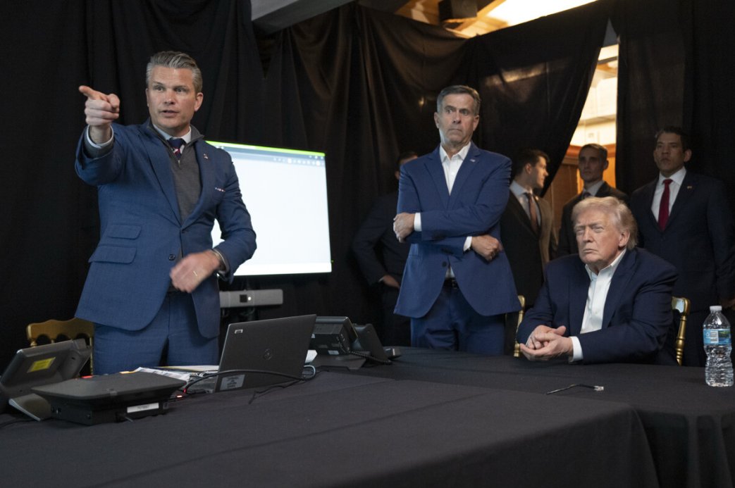 特朗普发布观看美对委行动照片