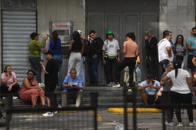 第1现场｜遭袭后的委内瑞拉：药店排队、油站关闭、民众集会抗议