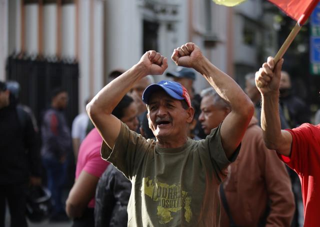 第1现场｜遭袭后的委内瑞拉：药店排队、油站关闭、民众集会抗议