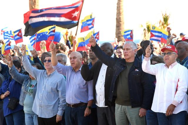 第1现场｜遭袭后的委内瑞拉：药店排队、油站关闭、民众集会抗议