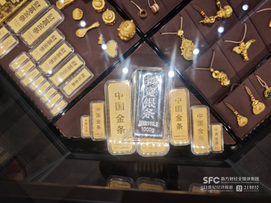 实探水贝节后首日:有商家将银条置于金条之上售卖
