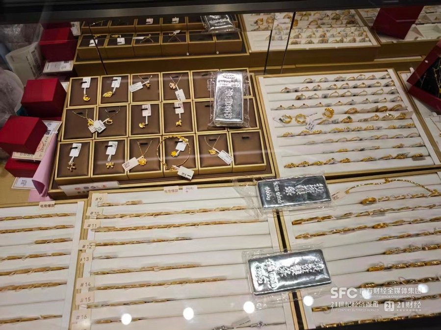 实探水贝节后首日:有商家将银条置于金条之上售卖