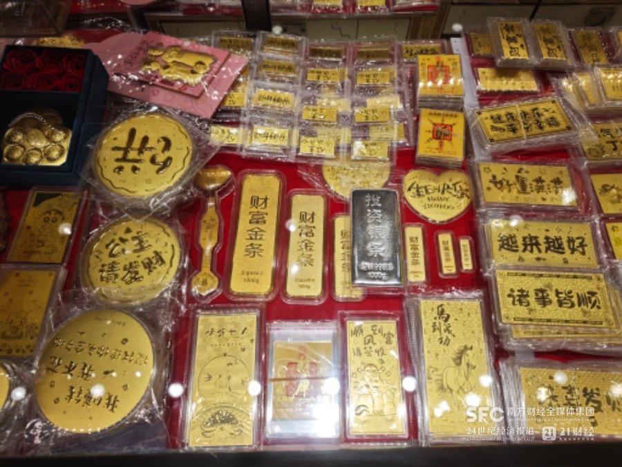 实探水贝节后首日:有商家将银条置于金条之上售卖