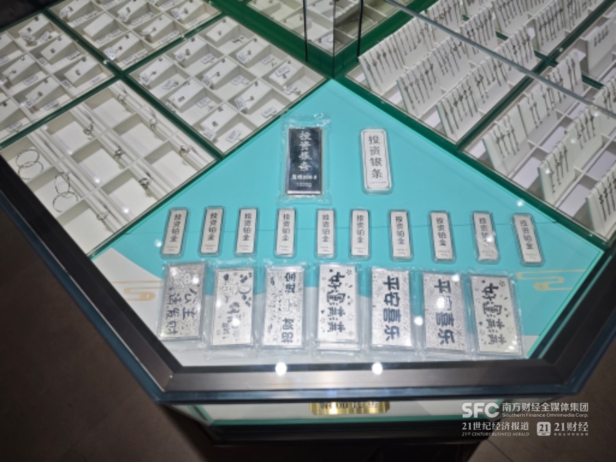 实探水贝节后首日:有商家将银条置于金条之上售卖