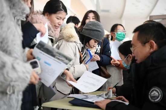 稳定、体面、能挣钱的“好工作”，年轻人不买账了？