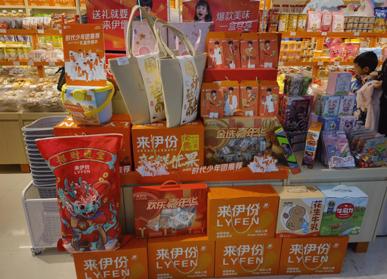 1.7亿亏损,八年困局!“零食第一股”来伊份为何掉队?