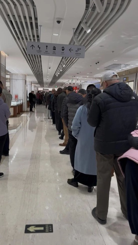 记者实探！挤爆了！柜台被围得水泄不通，黄金买卖两头热