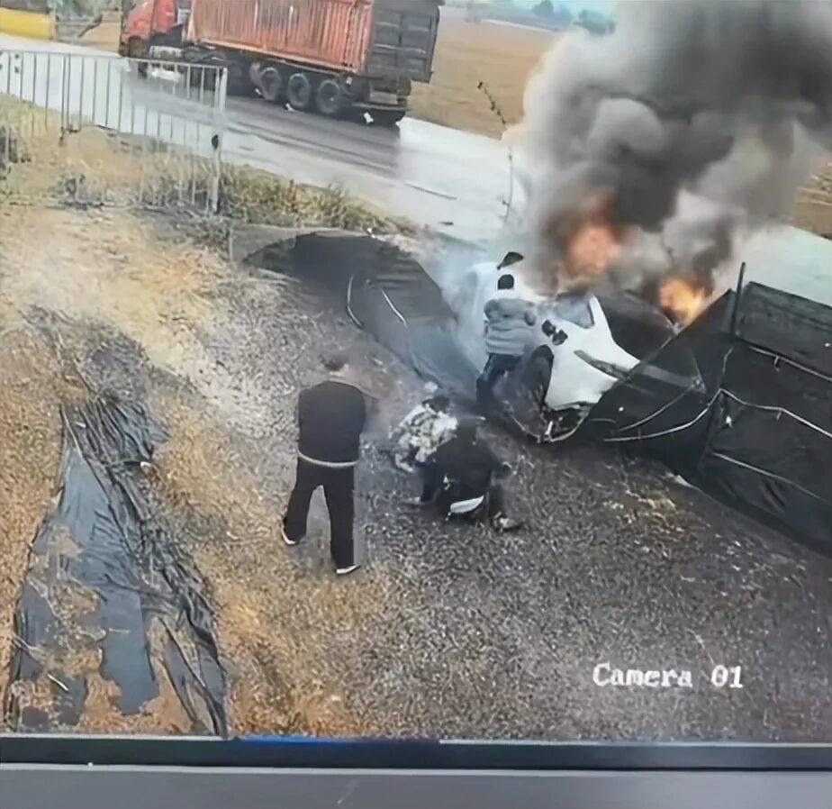 新能源车起火致1死，事故后打不开车门？车企紧急回应！汽车门把手强制性国家标准将于明年实施-313啦实用网