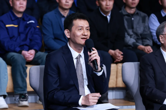 AI大模型,开始炼钢了?!这场对话,信息量很大→