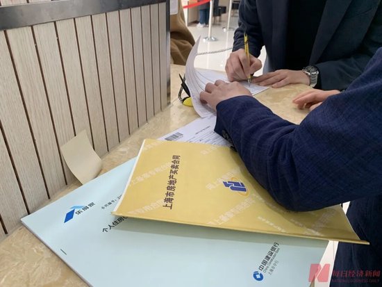 楼市回暖!上海二手房交易中心乌泱泱挤满人,单日成交可达上千套!中介:近期房东反而不着急了,买房人着急