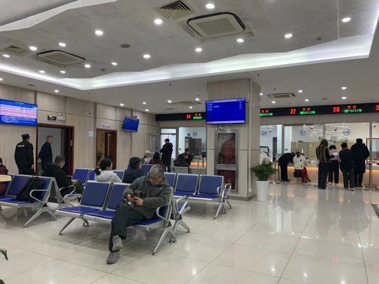 楼市回暖!上海二手房交易中心乌泱泱挤满人,单日成交可达上千套!中介:近期房东反而不着急了,买房人着急