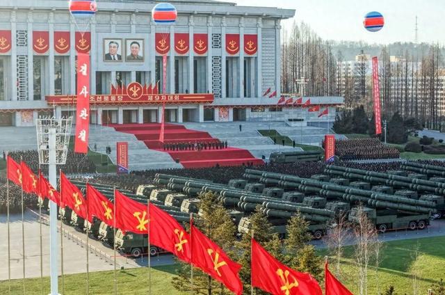金正恩出席火箭炮赠送仪式，600毫米大口径火箭炮亮相，“世界上威力最大的聚焦式超强力攻击武器”-313啦实用网