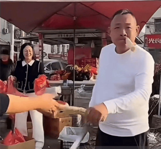 于东来退休后现身老家街头，边吃边叫卖甘蔗，账号改名“傻坏蛋于东来”-313啦实用网