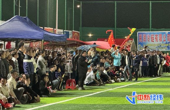 (新春走基层)广东吴川众筹办“村超”,草莓园、牛杂店都是赞助商