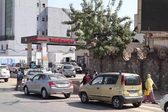 美媒:伊朗战事持续或致油价升至180美元