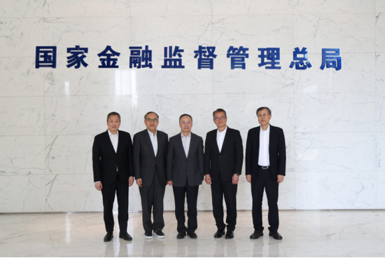 李云泽会见香港特区政府财政司司长陈茂波