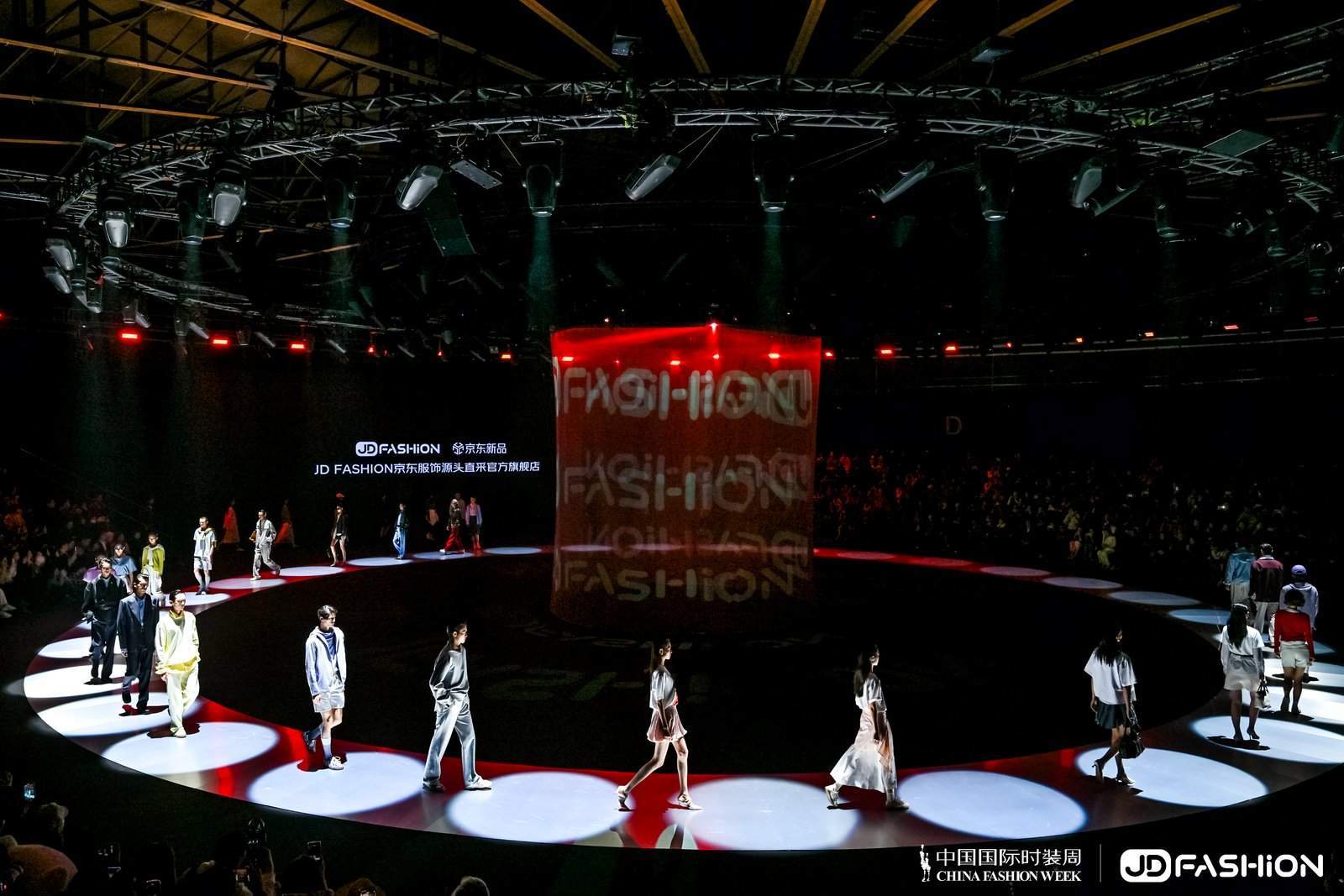 中国国际时装周开幕后首场大秀：京东服饰携15家服饰大牌、5大超级面料亮相-313啦实用网