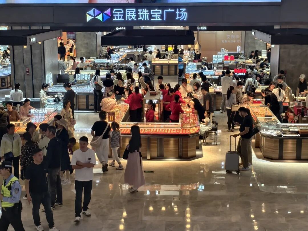 金价连续大跌，深圳水贝人气回暖，投资者趁机抄底！商家：有客户一次买了2公斤-313啦实用网