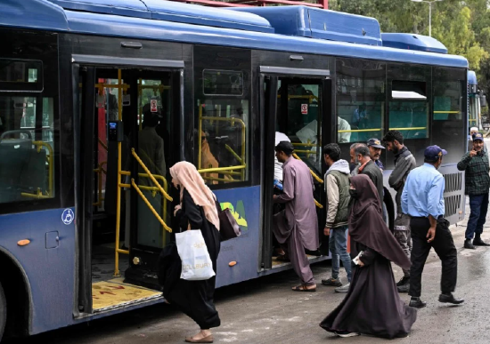 汽油价格暴涨40%后 巴基斯坦推出为期30天的免费公共交通-313啦实用网