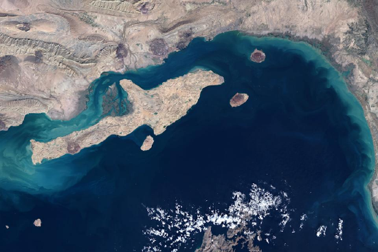 霍尔木兹海峡追踪:停火后只有与伊朗有关的船只通过海峡-313啦实用网