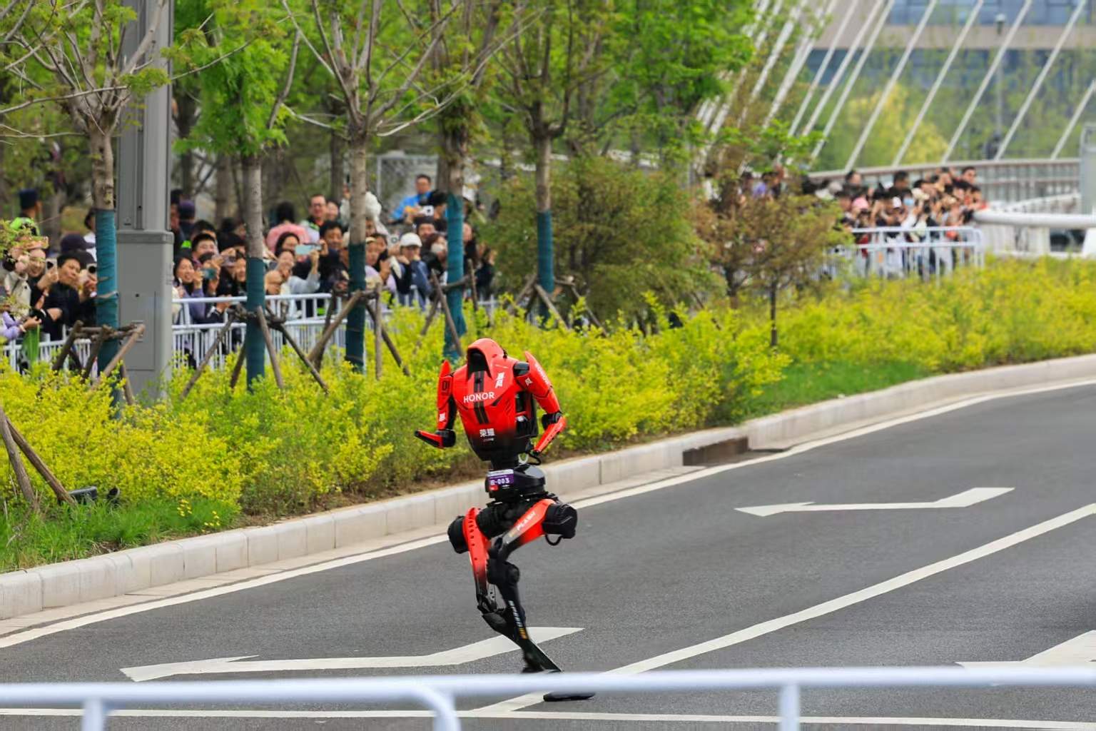 荣耀“闪电”夺冠马拉松，手机大厂给机器人圈上了一课？-313啦实用网