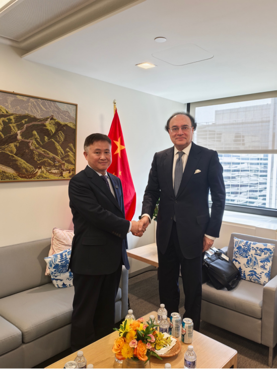 中国人民银行行长潘功胜会见相关国家高级官员和金融机构高管