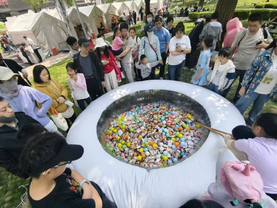 金融街嘉年华“筷乐大作战”，30秒夹多少领多少-313啦实用网