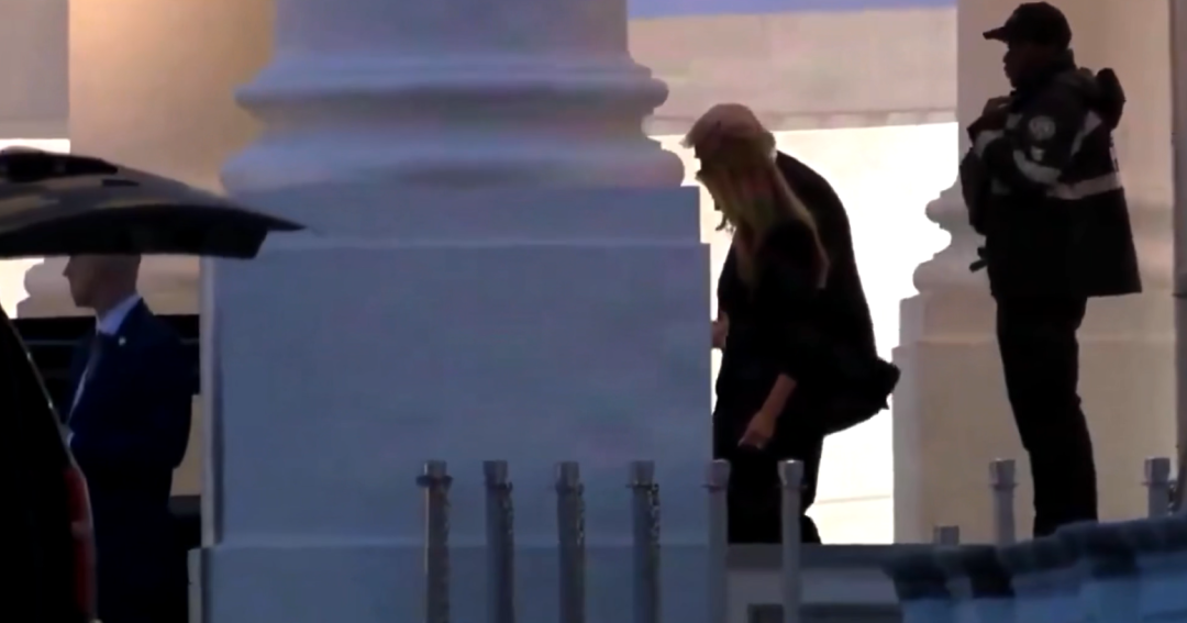 白宫现场画面曝光！枪声响起时特朗普正坐在主席台上，多名特工拔枪戒备，特朗普携夫人紧急撤离，枪手已身亡-313啦实用网